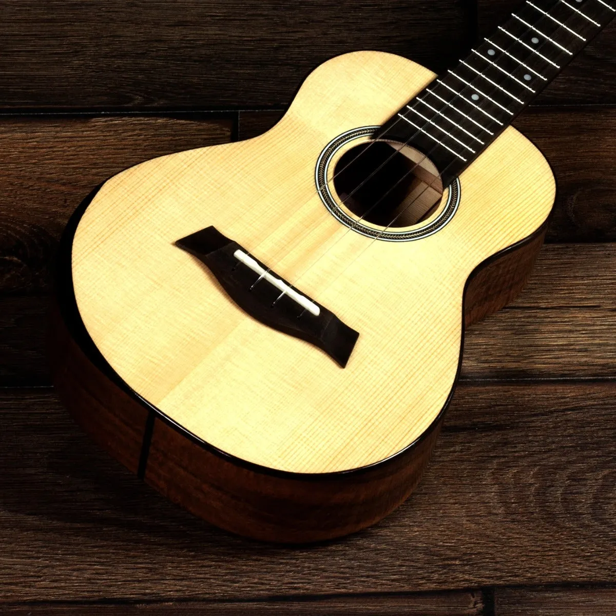 Barnes & Mullins Concert Ukulele - Solid Spruce / Acacia . Inc. Padded Gigbag