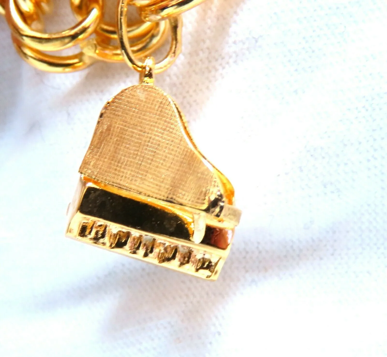 Eight Charms Link Bracelet 14kt gold 7 inch 43gm