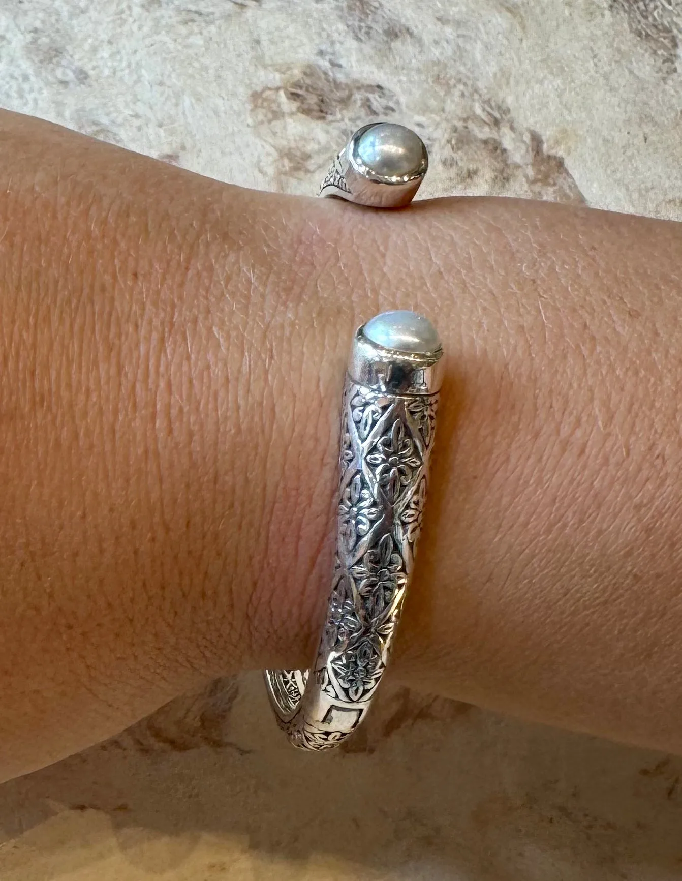 JD B64558WHT PEARL FILIGREE HINGED BRACELET