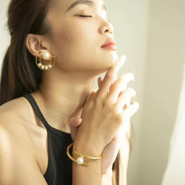 PARALLELS PEARL CUFF BRACELET